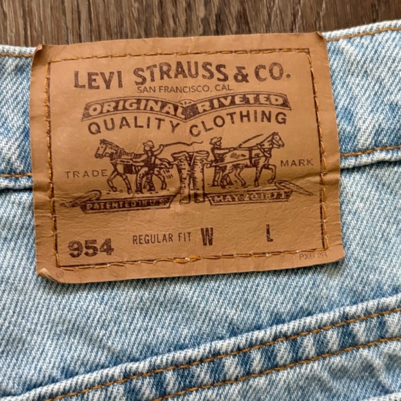 Levi's Light Wash High-Rise Rolled Hem Denim Shorts Size 5 Vintage Style - Picture 4 of 4